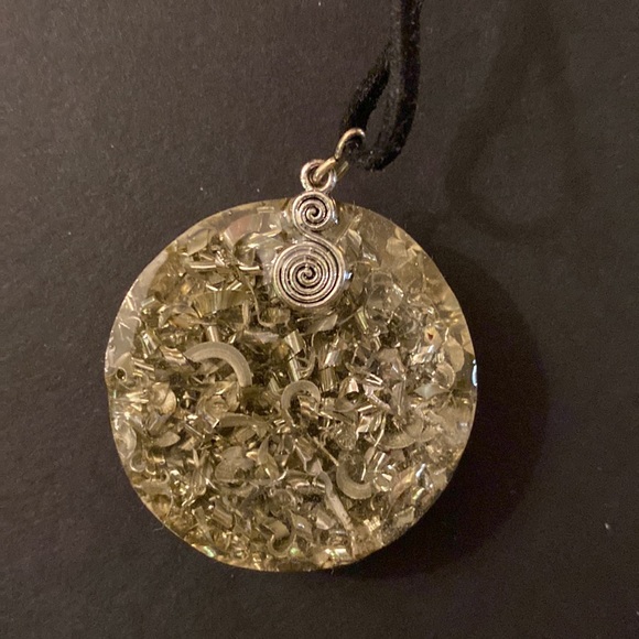 Orgonite Crow Round Pendant Necklace - Picture 3 of 4